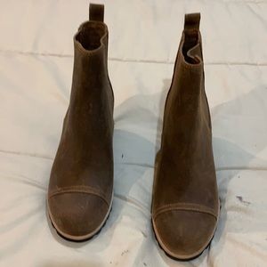 Beautiful NEVER WORN UGG. Suede lug sole bootie